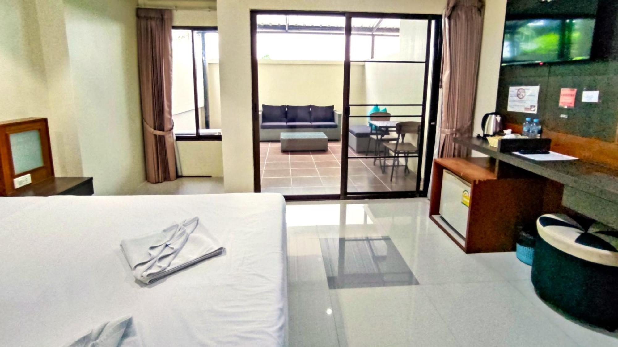 Lucky Buako Hotel Patong Exterior photo