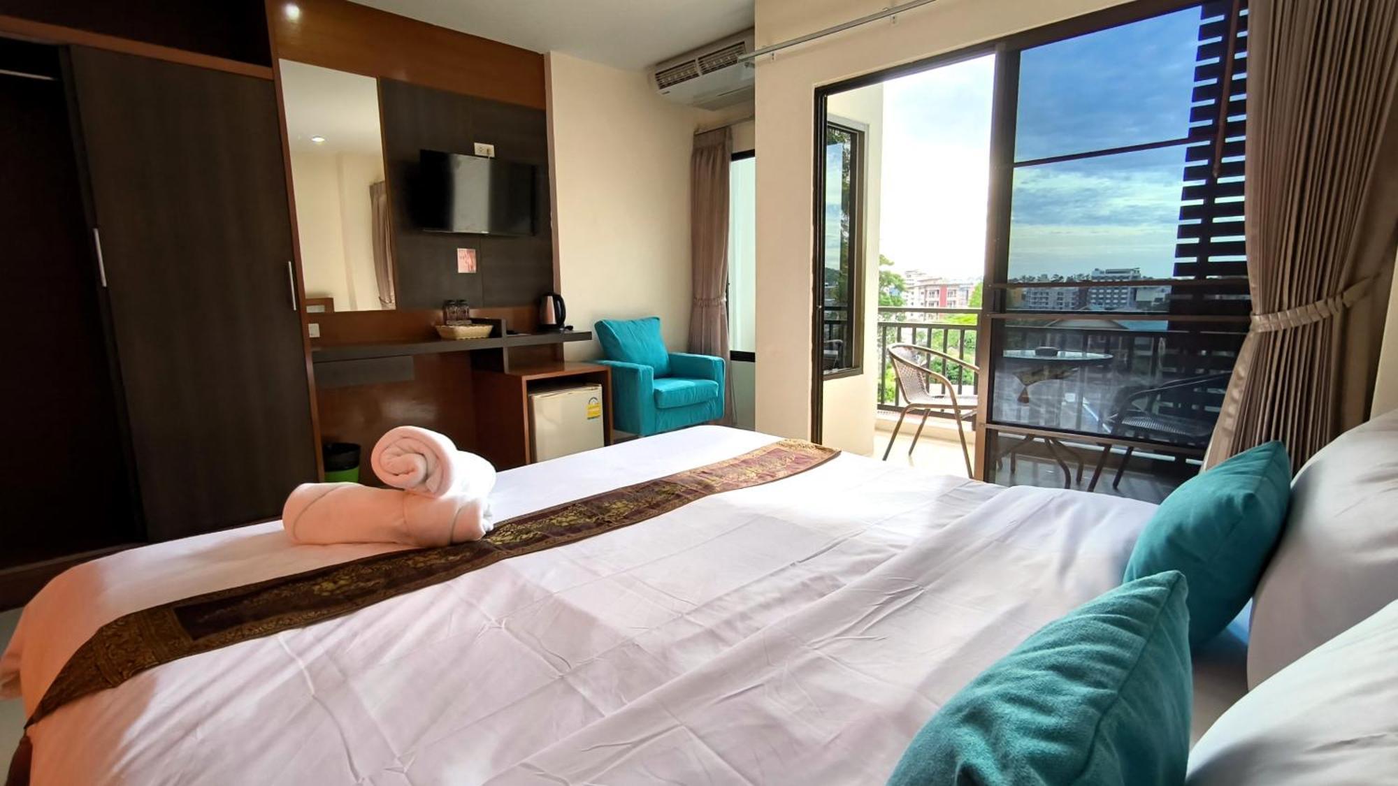 Lucky Buako Hotel Patong Exterior photo