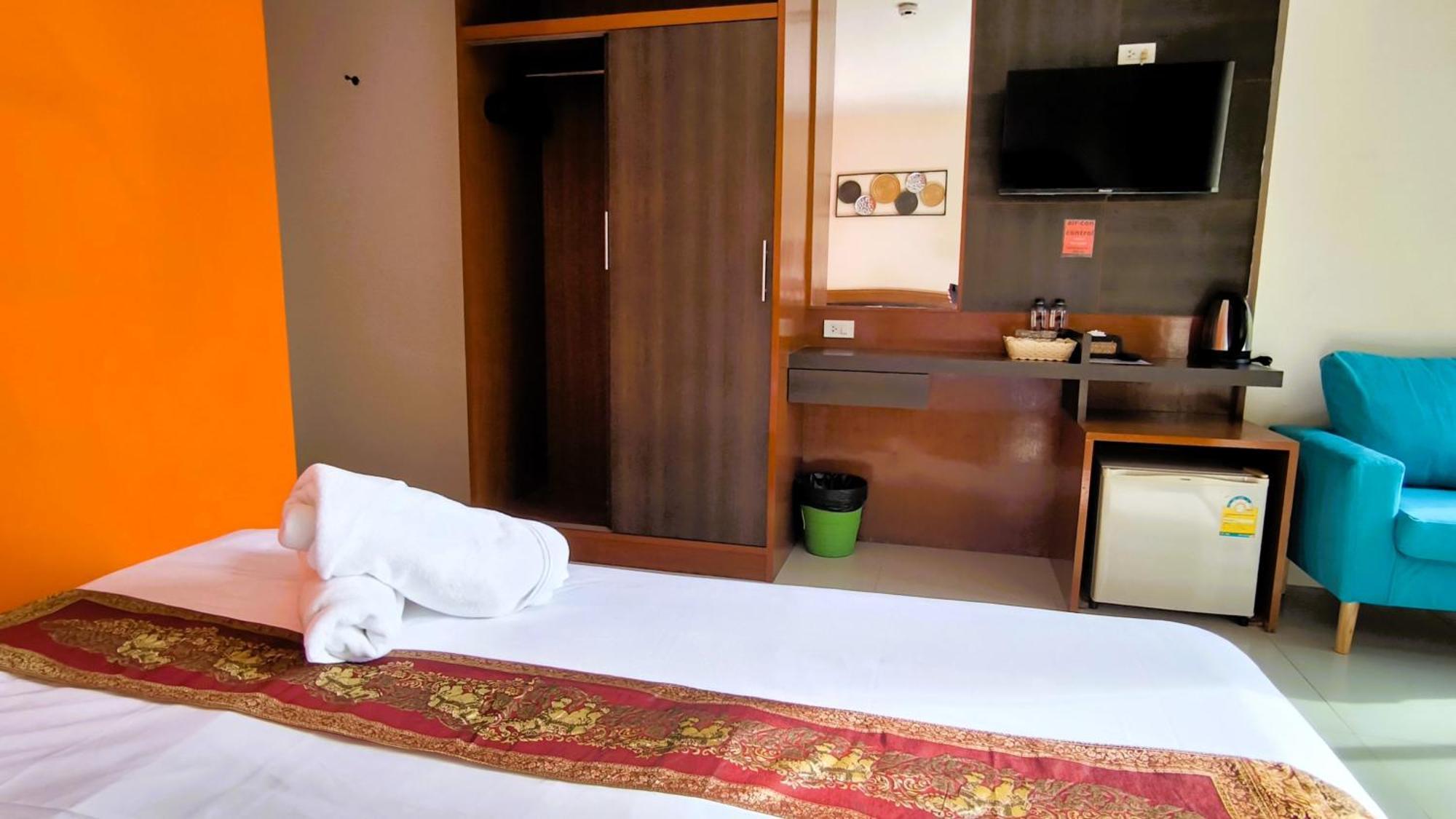 Lucky Buako Hotel Patong Exterior photo